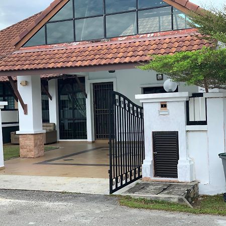 Villaparadise Homestay บาตู ปาฮัท ภายนอก รูปภาพ