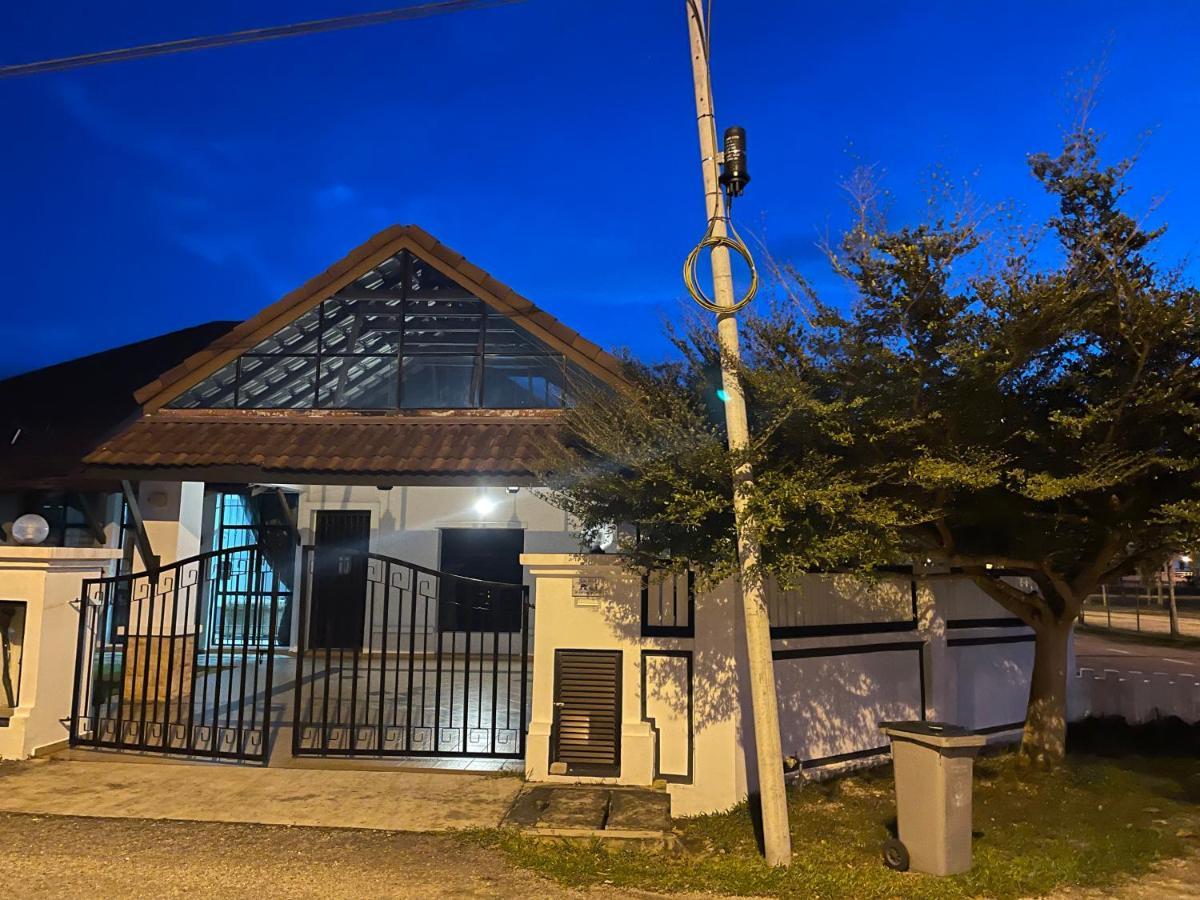 Villaparadise Homestay บาตู ปาฮัท ภายนอก รูปภาพ