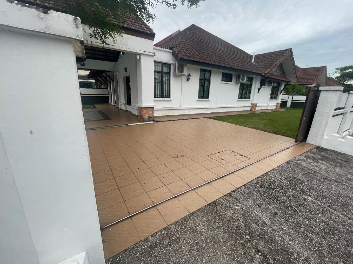 Villaparadise Homestay บาตู ปาฮัท ภายนอก รูปภาพ